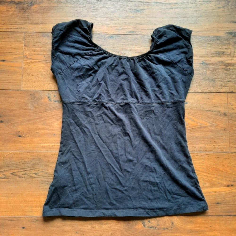 Suzy Shier scoop neck cap sleeve tee shirt